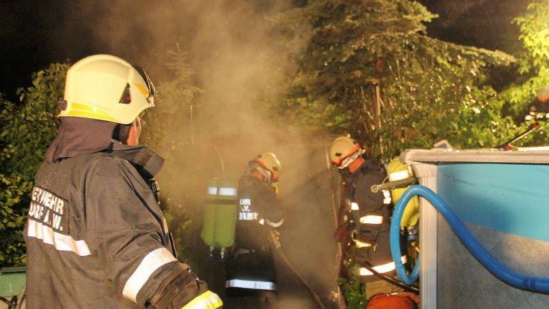 Geräteschuppen in Flammen