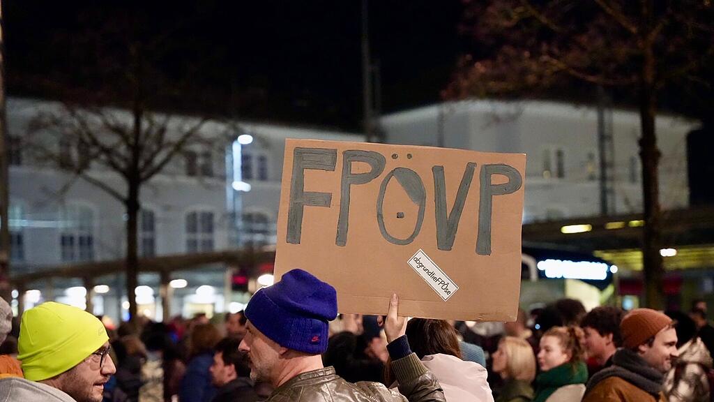 Demo gegen Blau-Schwarz, Salzburg