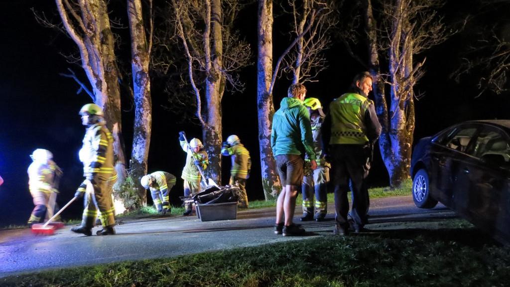 Auto knallt in Bramberg gegen Baum