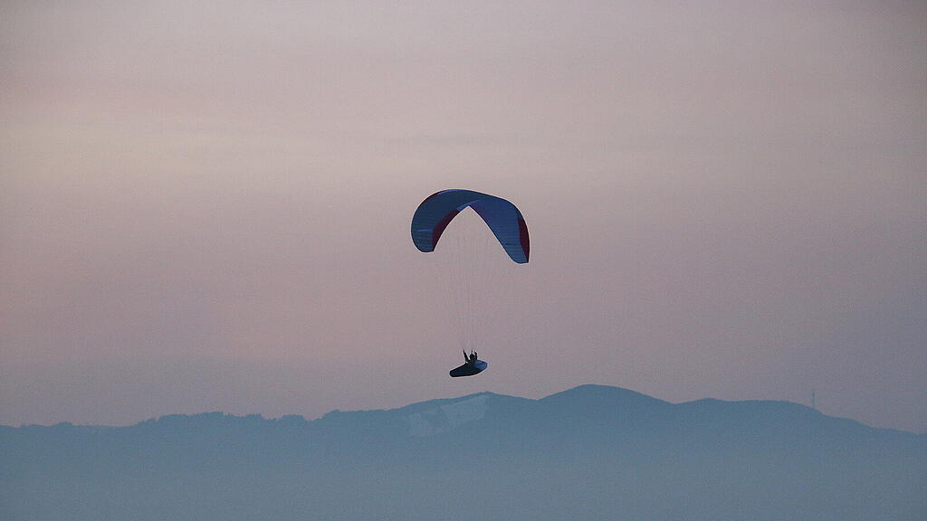 1. Adventlichterlflug der Paragleiter \u00fcber der Stadt Salzburg