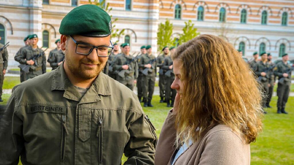 Bundesheer-Rekrut: Heiratsantrag bei Angelobung