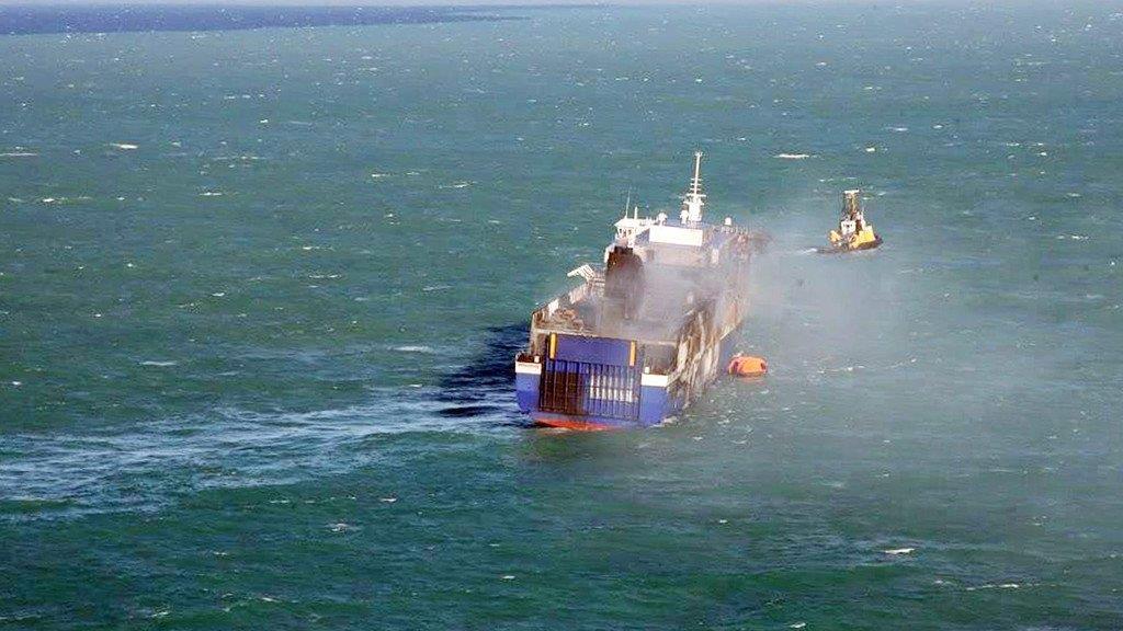 Norman Atlantic: Fähre wird abgeschleppt, Passagiere kommen an