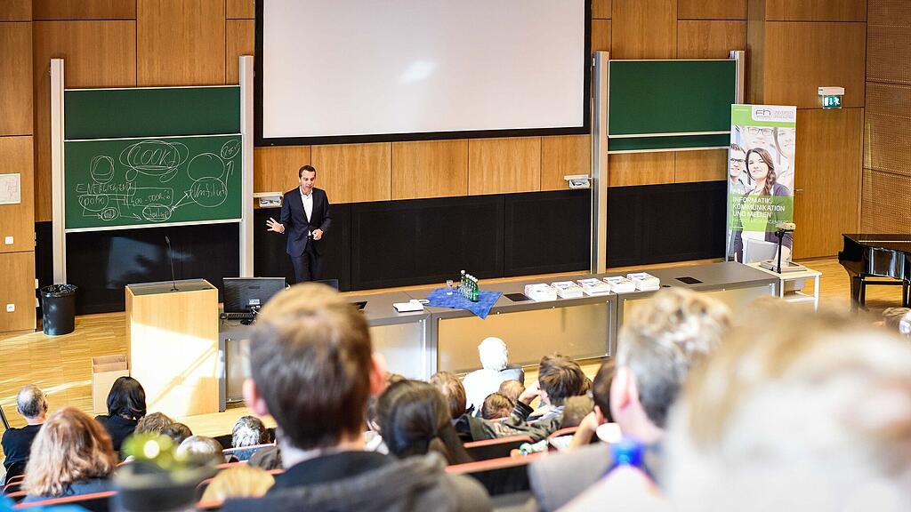 Kanzler Kern spricht vor Studenten der FH Hagenberg.