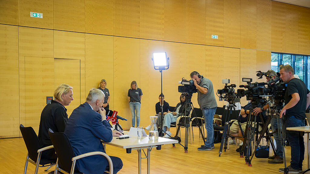 Nashorn t\u00f6tet Pflegerin im Zoo: Pressekonferenz