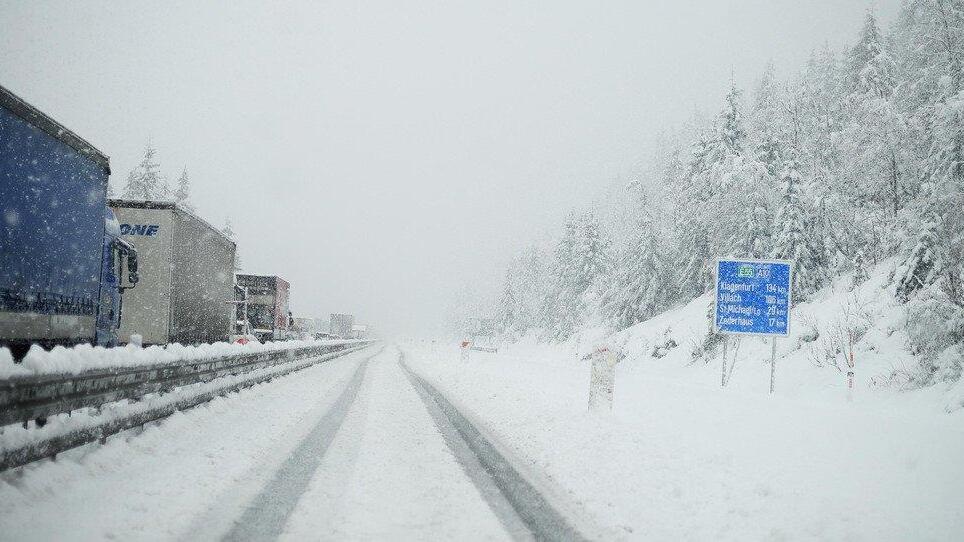 Wintereinbruch in Salzburg - Schnee auf der A10 und am Katschberg