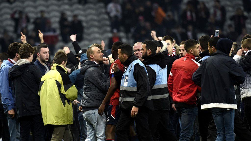 Fußballfans stürmten in Lille den Rasen