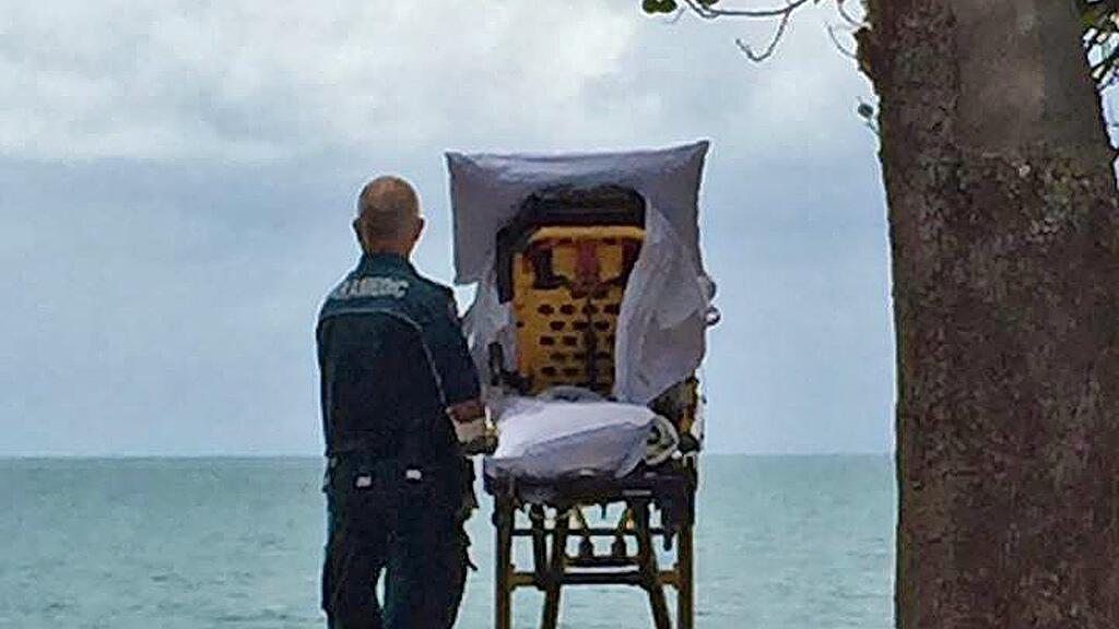 Die Sanitäter haben der Frau ihren letzten Wunsch erfüllt und sie zum Strand gebracht.