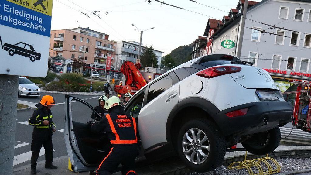 Pkw kracht über Steinmauer