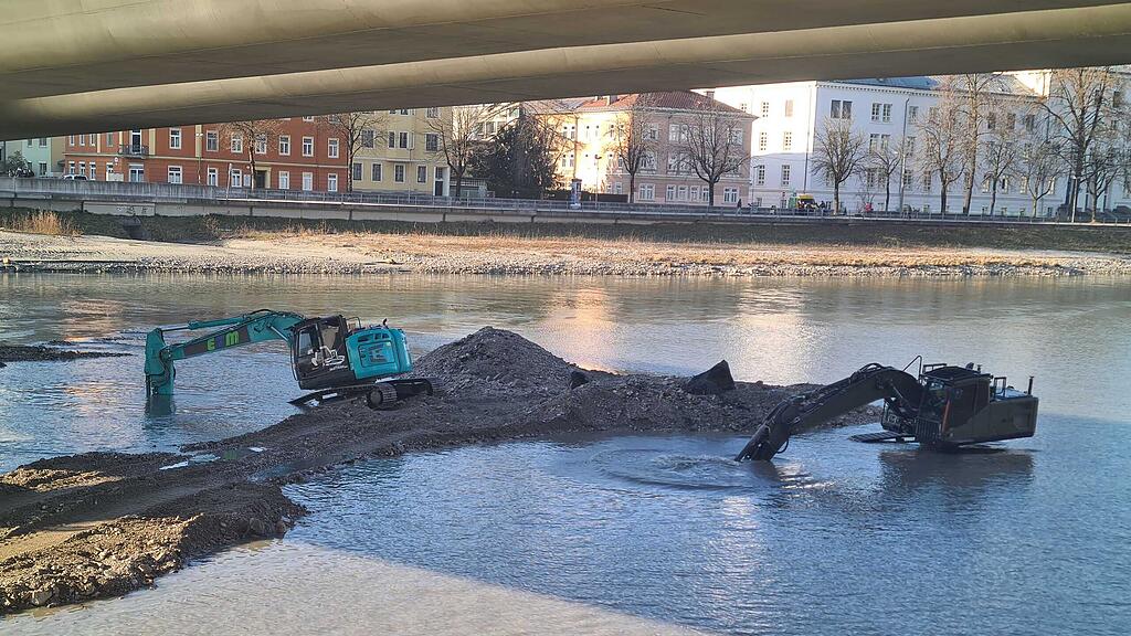 Bagger unter Eisenbahnbrücke Lehen, Salzach