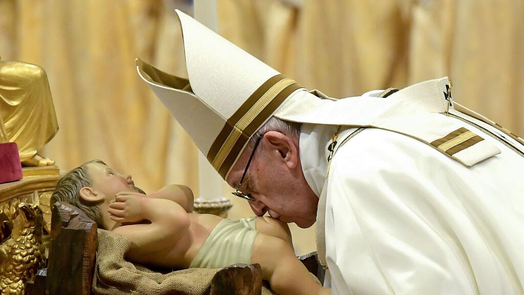 Papst Franziskus bei der jährlichen Christmette im Petersdom