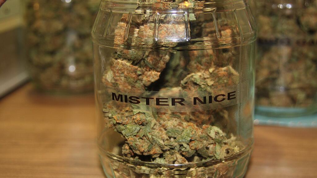 Ein Einmachglas mit 200 Gramm Cannabis hatte der 17-Jährige imm Rucksack.