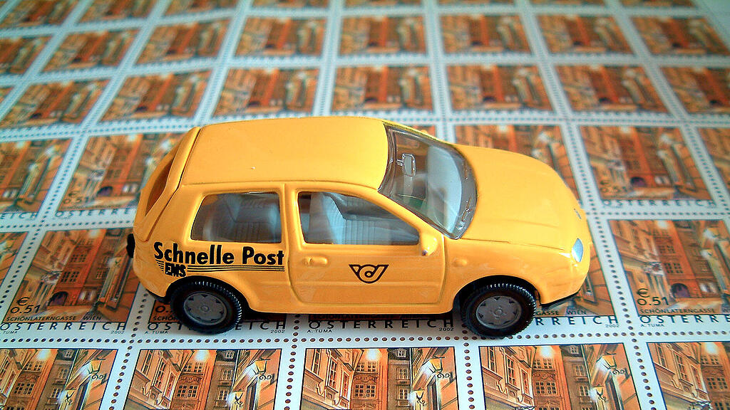Das Postauto wurde schwer beschädigt. (Themenbild)