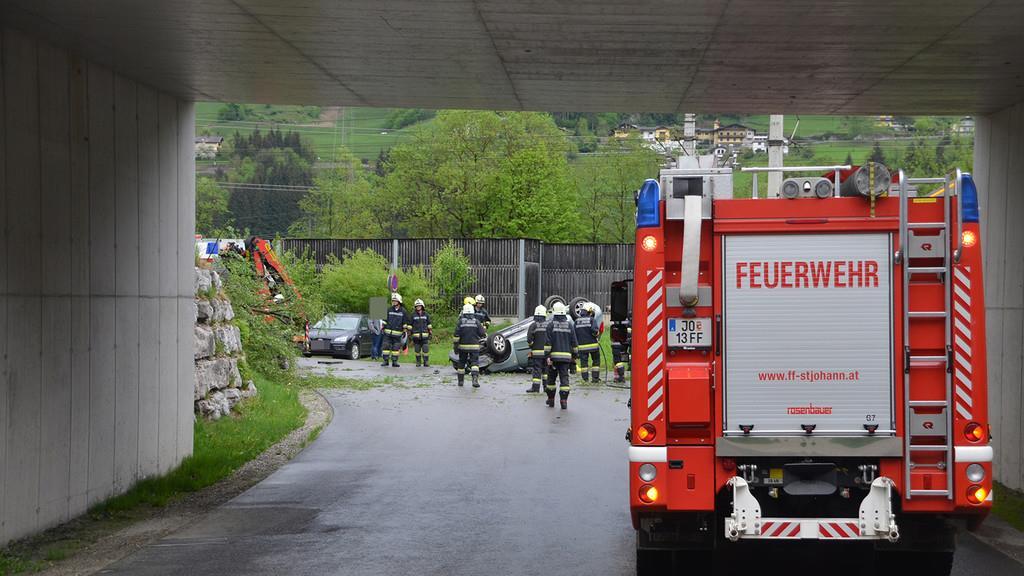 St. Johann: Pkw-Überschlag auf B311