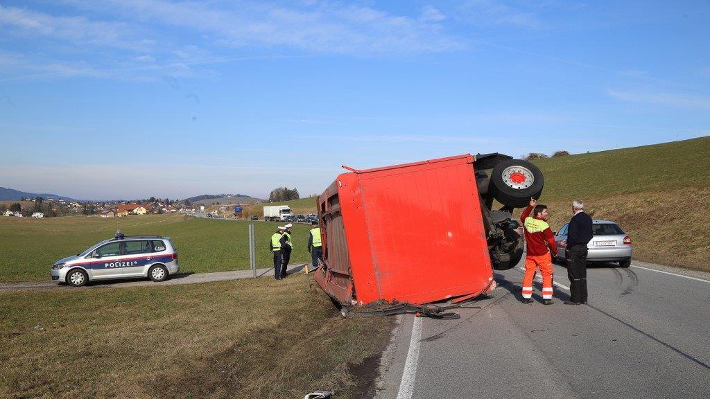 Bier-Lkw kippt um