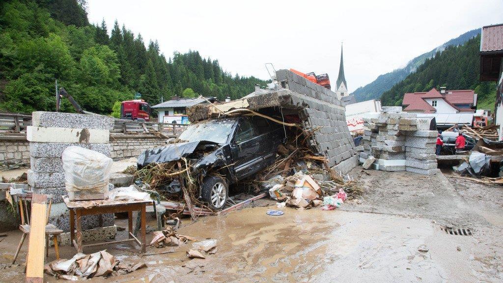 Aufräumarbeiten in Hüttau