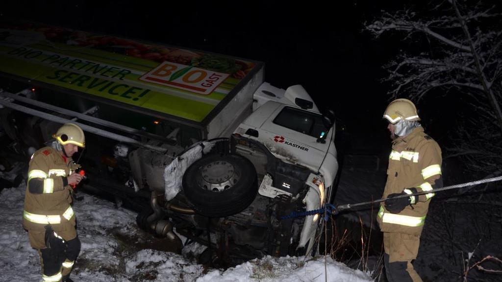 Lkw auf B166 beinahe abgestürzt