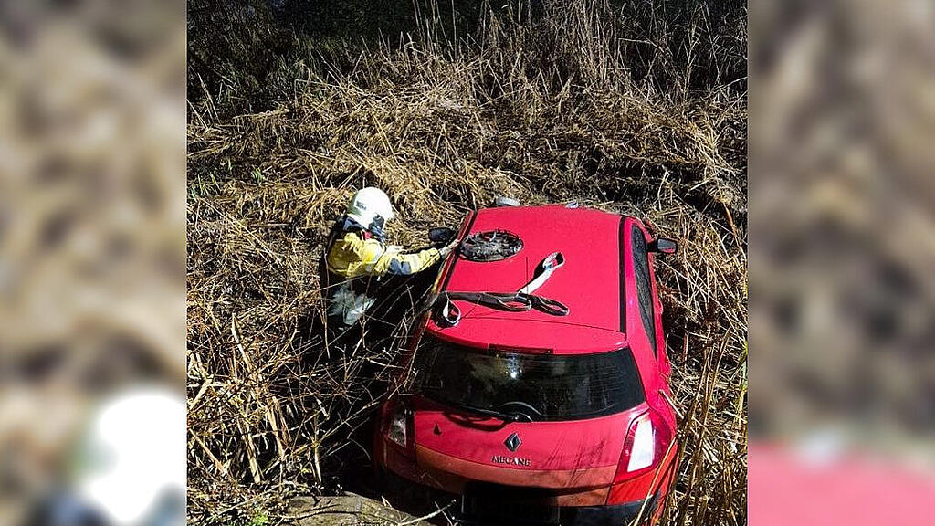 Auto landet in Obertrum in Graben