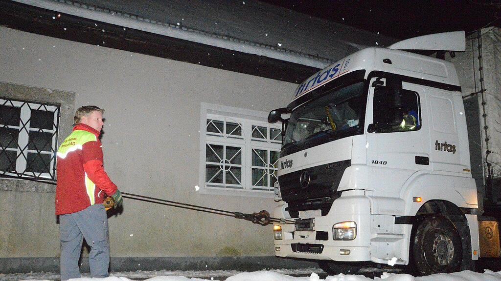 Der Lastzug musste aus seiner misslichen Lage befreit werden.