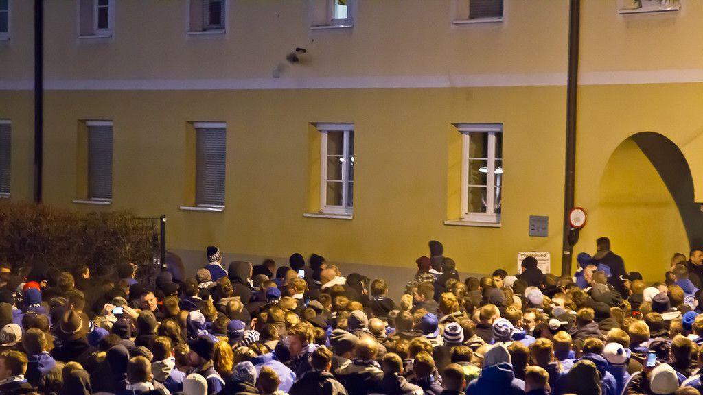 Schalke-Fanmarsch in Salzburg: Anhänger geraten in Rage