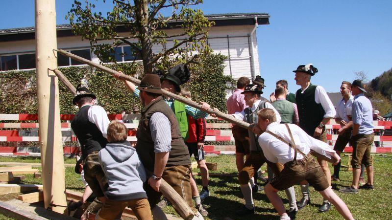 Maibaumaufstellen in Hof