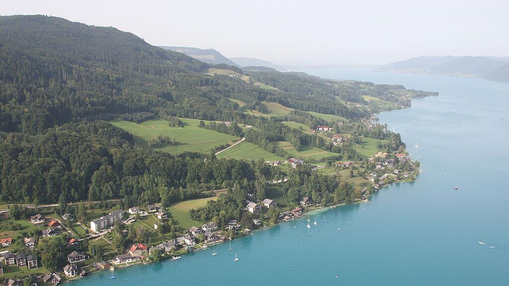 Ein Bootfahrer ist am Attersee in Seenot geraten.