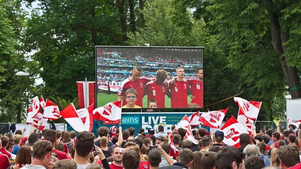 Volle Fan-Zone im Volksgarten