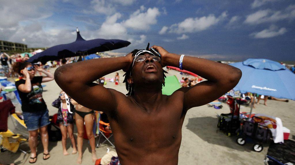 Menschen von Sonnenfinsternis fasziniert
