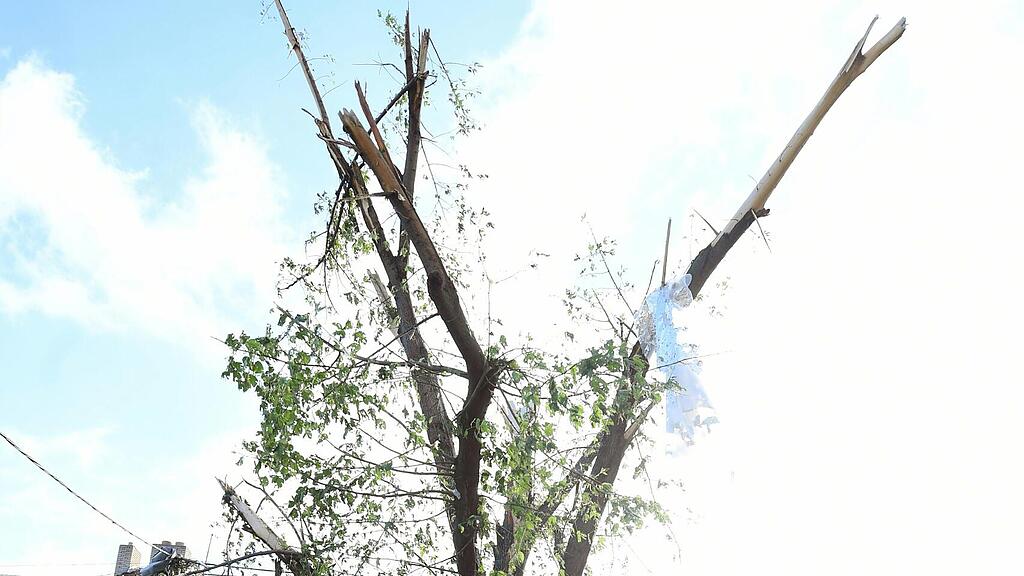 Sch\u00e4den nach Tornado in Tschechien