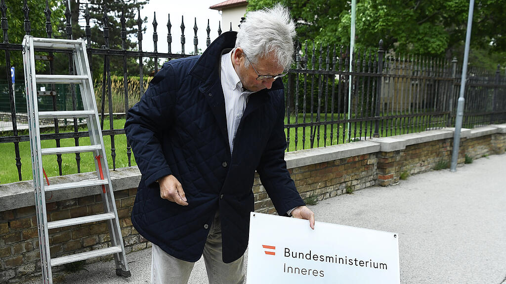 Ausreisezentrum-Tafeln abmontiert