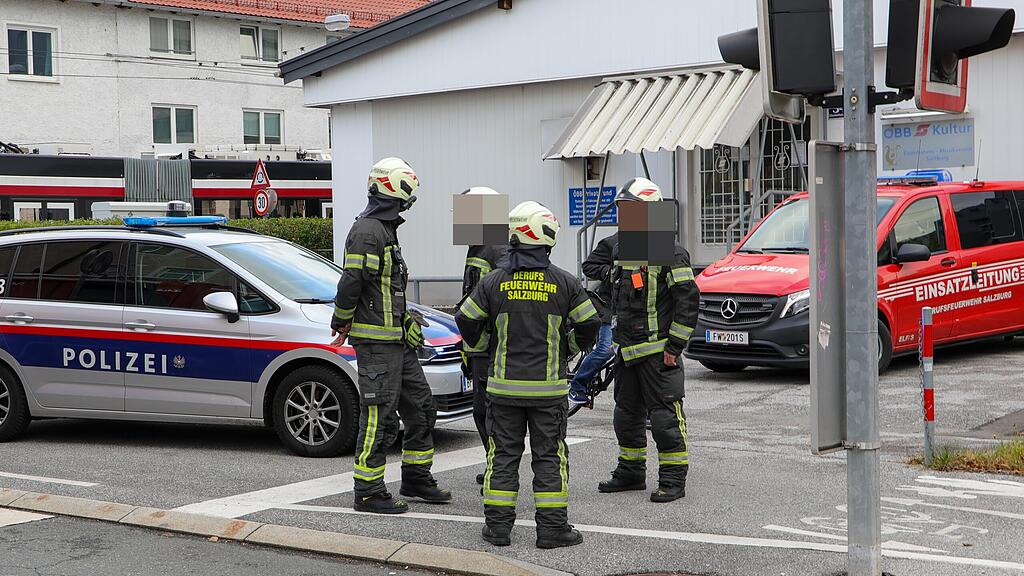Lokalbahn und Pkw kollidieren in der Stadt Salzburg
