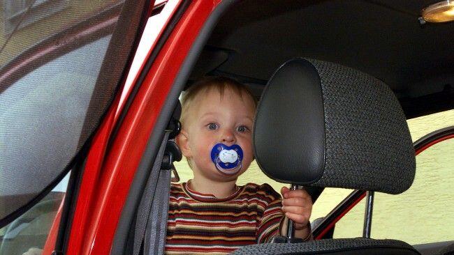 Der Bub war im Auto eingeschlafen. (Symbolbild)