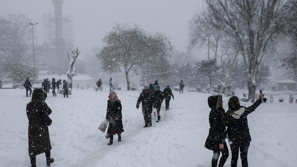 Schneefälle legen Istanbul lahm