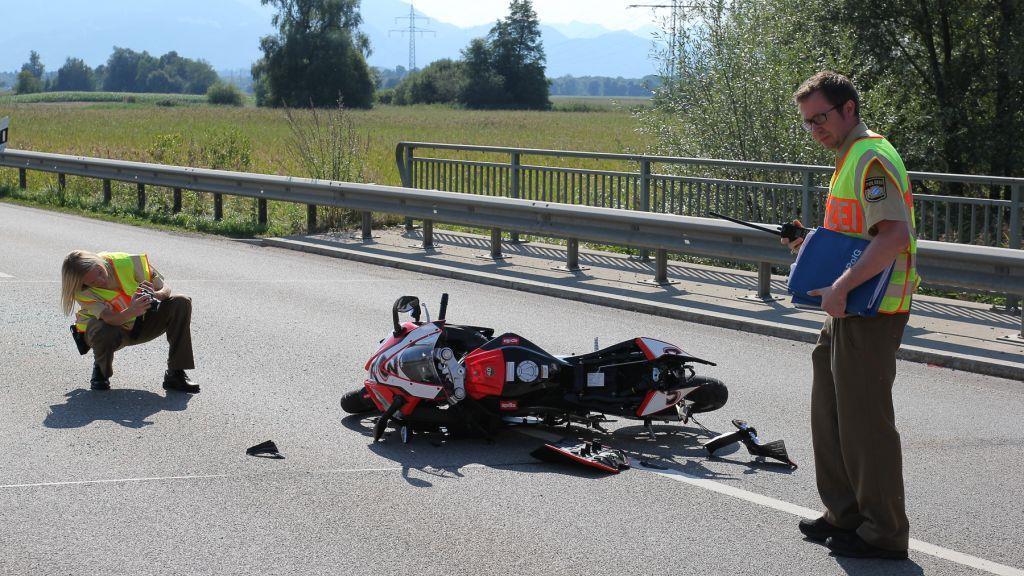 Biker prallt in Pkw