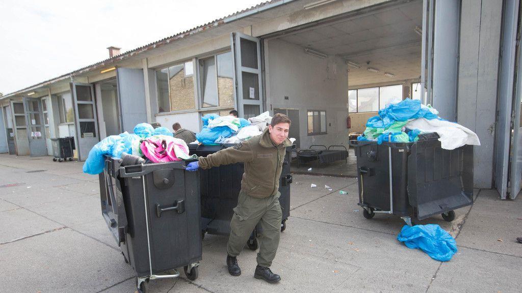 Zelte für Flüchtlinge in alter Autobahnmeisterei