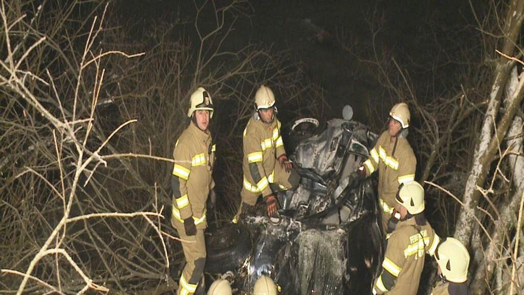 Die Freiwillige Feuerwehr Lofer barg das Autowrack von der Unfallstelle.