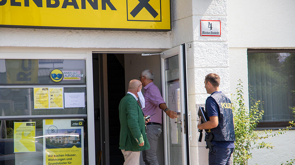 Bank\u00fcberfall in Liefering