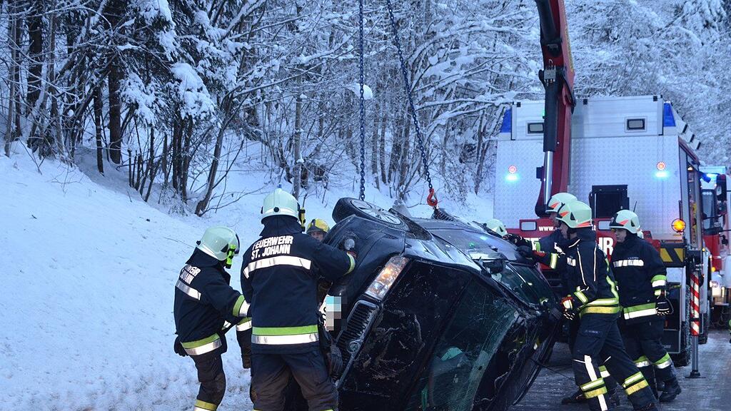 Der Wagen der Frau kam auf dem Dach zum Liegen.