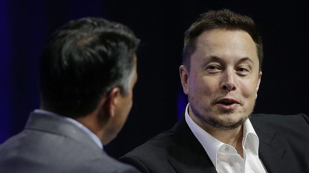 Tesla-Chef Elon Musk vertreibt sich die Zeit mit Flammenwerfern.