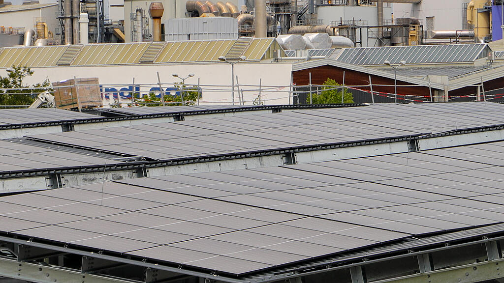 Photovoltaik-Carport-Anlage vor Red-Bull-Arena