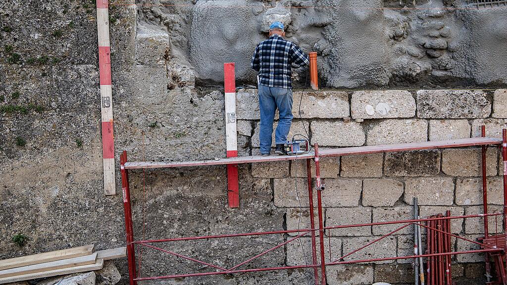 Arbeiten an Wehrmauer in Salzburg-Mülln