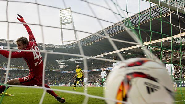 Der Ball zappelt nach Mkhitaryans Schuss im Bremer Netz
