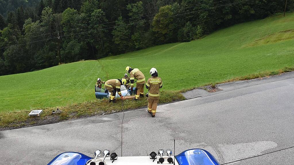 Auto rollt in Abtenau über steile Wiese