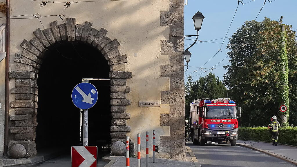 Lkw steckt in Klausentor fest
