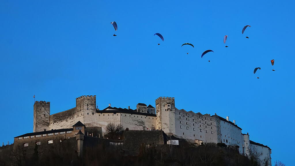 Paragleiter über der Festung