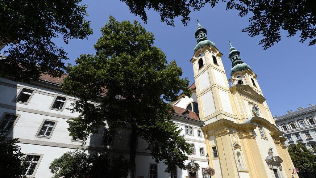 Demo gegen Abschiebung der Flüchtlinge vor Wiener Servitenkloster