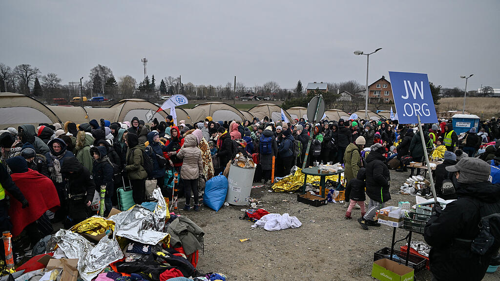 Ukraine-Krieg, Tag 12: Flüchtlinge kommen in Polen an