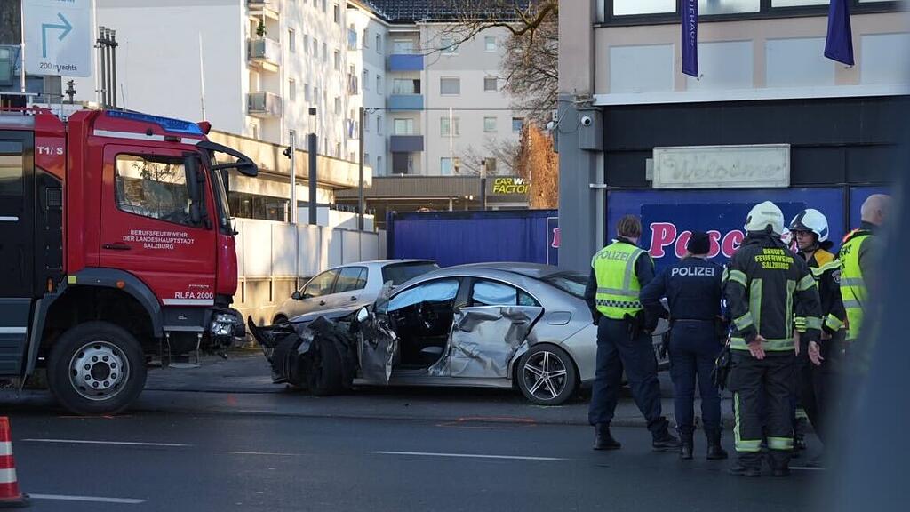 feuerwehrauto gegen pkw
