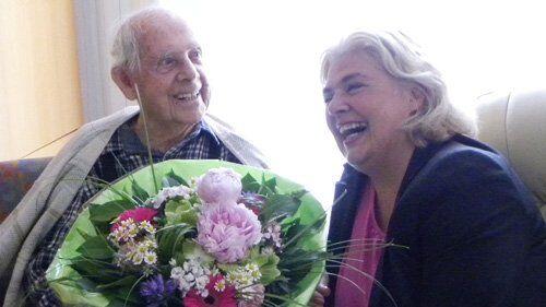 Jubilar Max Goldfried (102) und Vizebürgermeisterin Anja Hagenauer.