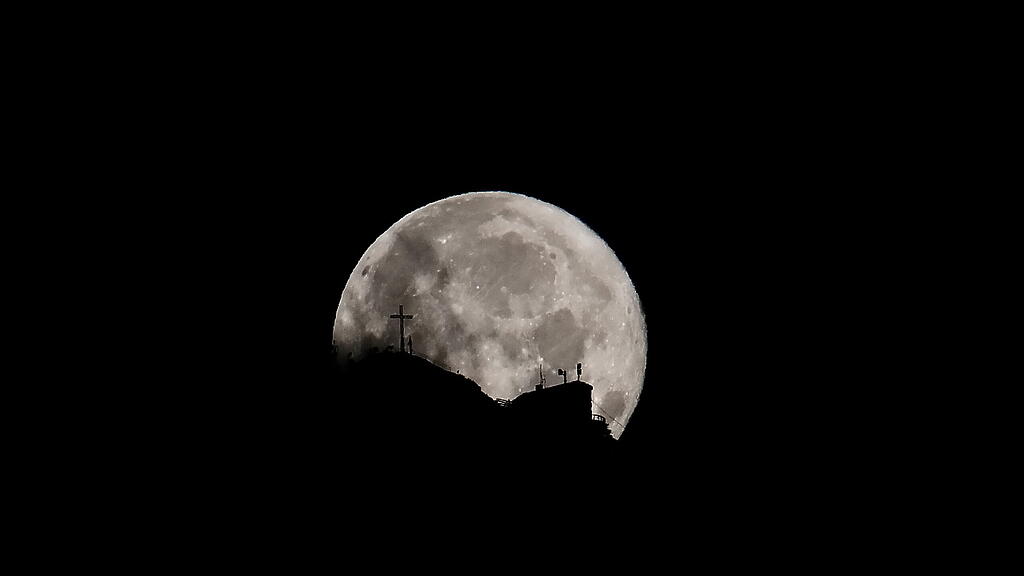 Supermond über Salzburg