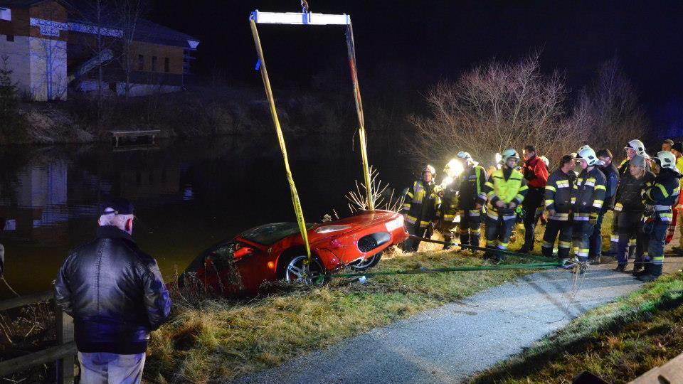 Ferrari aus Kärntner Teich geborgen